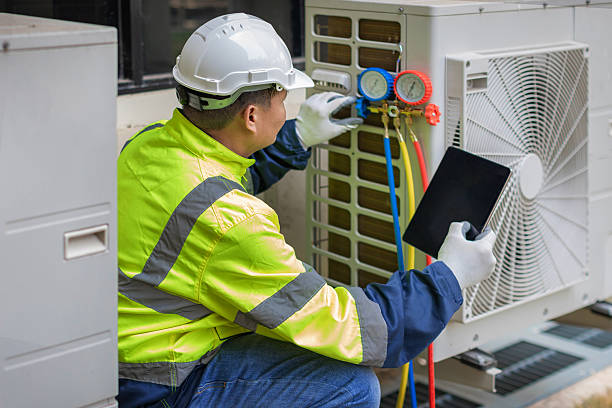 Professional Hvac technician working in Oak View, CA
